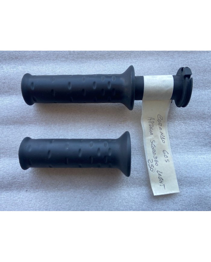 Coppia manopole usate Aprilia Scarabeo Light 250-300-400 codice AP8118643
